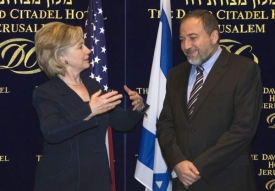 Ministři zahraničí Lieberman a Clintonová, říjen 2009.